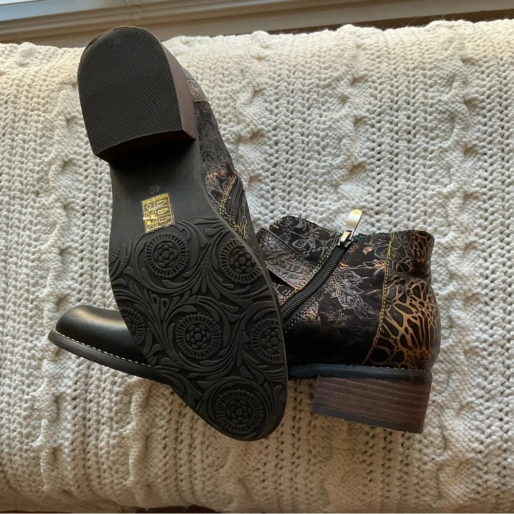 L'ATISTE Black Ankle Boots with Gold Buckle and Textured Leather - Picture 3 of 6